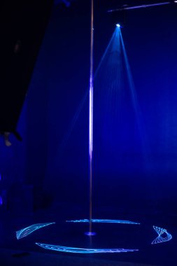  Gece kulübünde direk dansı striptiz direği. Sahne. Kulüp lazer ışıkları odak dışında soyut arkaplan