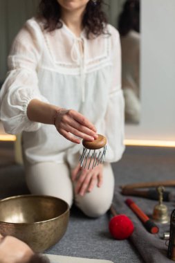 Kadın sağlıklı, sağlıklı, Koshi rüzgar çanları çalıyor, şarkı söylüyor, meditasyon yapıyor, inzivaya çekiliyor, müzikal iyileşme kolaylaştırıcısı.