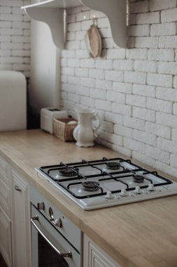 Modern evde beyaz mutfak.