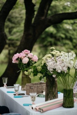Vazodaki çiçekler. Açık hava çiçekçi ustası sınıfı.