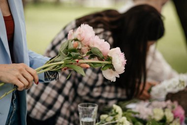 Buket çiçek tutan eller yakın çekim