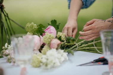 Düğün buketini hazırlayan kadın ellerini kapat.