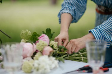 Düğün buketini hazırlayan kadın ellerini kapat.