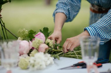 Düğün buketini hazırlayan kadın ellerini kapat.