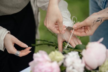 Düğün buketini hazırlayan kadın ellerini kapat.