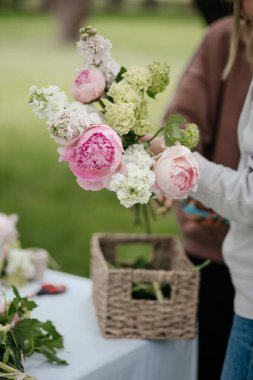 Düğün buketini hazırlayan kadın ellerini kapat.