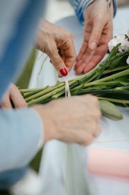 Düğün buketini hazırlayan kadın ellerini kapat.
