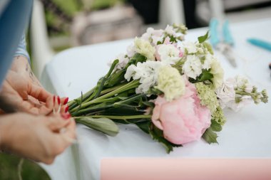 Düğün buketini hazırlayan kadın ellerini kapat.