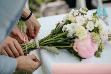 Düğün buketini hazırlayan kadın ellerini kapat.