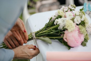 Düğün buketini hazırlayan kadın ellerini kapat.