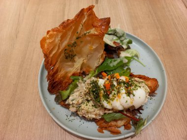 sağlıklı kahvaltı kruvasan ton balığı yumurtası ve salata