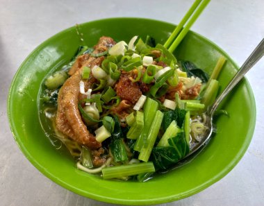 Endonezya tavuğu ayaklı erişte, kereviz, sebze kasesi.