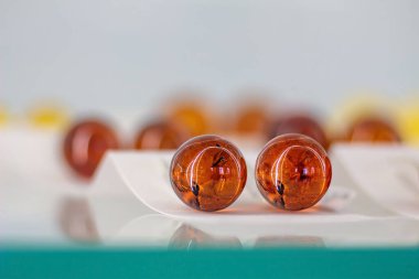 Cam rafta iki güzel renkli küpe var. Kapat..