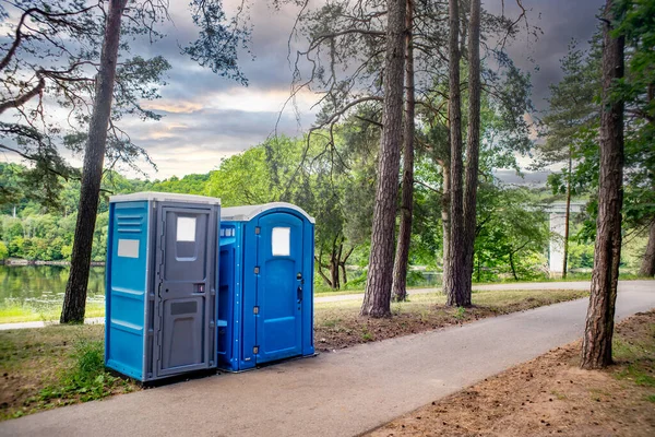 Zwei Mobile Toiletten Einem Park Eine Davon Für Behinderte — Stockfoto