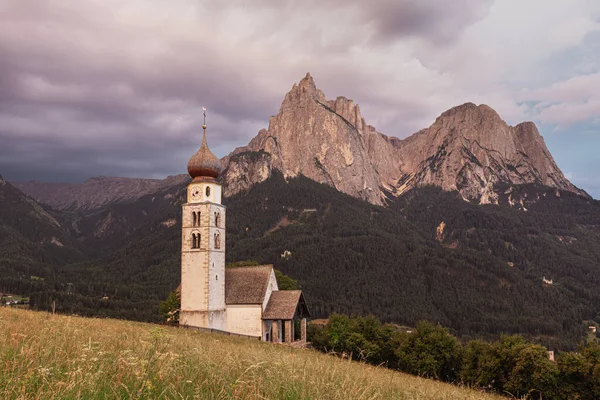 Günbatımında kilise ve dağ, Güney Tyrol, İtalya