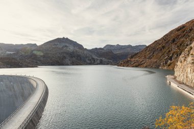 Sonbaharda Emosson Barajı, Valais (Wallis), İsviçre