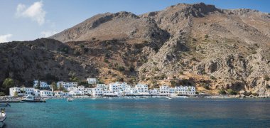 Yunanistan 'ın güney Girit kentindeki Akdeniz' den Loutro Körfezi ve Köyü