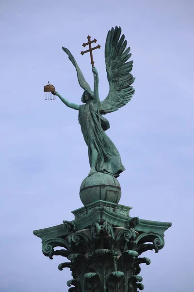 Estátua Praça Dos Heróis Budapeste Topo Coluna Retrata Arcanjo Gabriel — Fotografia de Stock