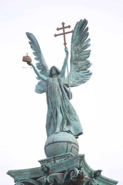 부다페스트 영웅의 광장에 조각상 꼭대기에 헝가리의 사도의 가브리엘 묘사되어 — 스톡 사진