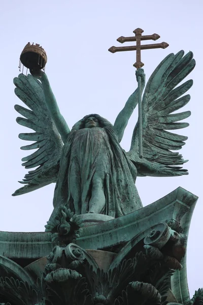 Posąg Placu Bohaterów Budapesztu Górze Kolumny Znajduje Się Archanioł Gabriel — Zdjęcie stockowe
