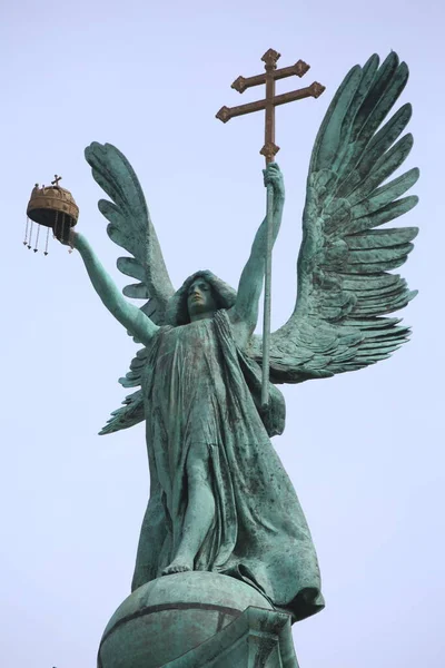 Statue Budapest Heroes Square Top Column Depicts Archangel Gabriel Who — Stock Photo, Image