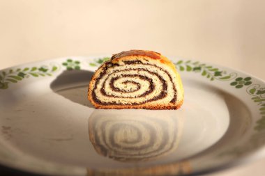 Dilimlenmiş bir Macar dolma haşhaş tohumunun yakınında Noel pastası adı Beigli ya da Bejgli. 