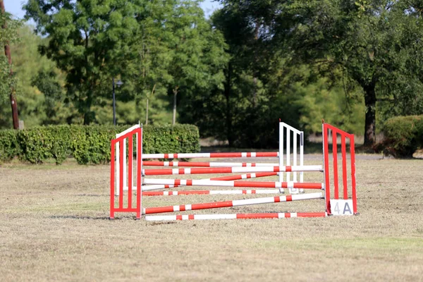 Mostrar Polos Salto Obstáculos Barreras Esperando Los Jinetes Entrenamiento Salto — Foto de Stock