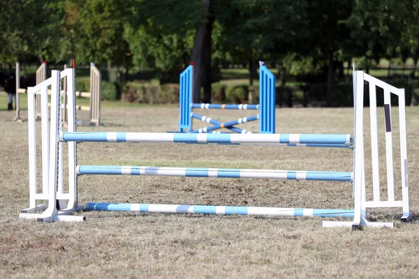 Toon Springstokken Obstakels Barrières Wachten Ruiters Show Jumping Training Paardenhindernisbaan — Stockfoto