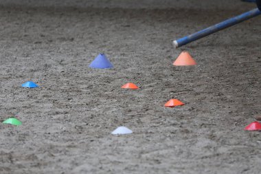Boş bir binicilik merkezinde kumda engeller ve şamandıralar