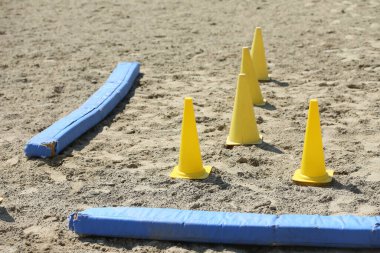 Boş bir binicilik merkezinde kumda engeller ve şamandıralar