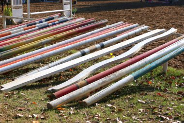 Renkli engeller açık hava binicilik merkezindeki sıra sıra engelleri engelliyor