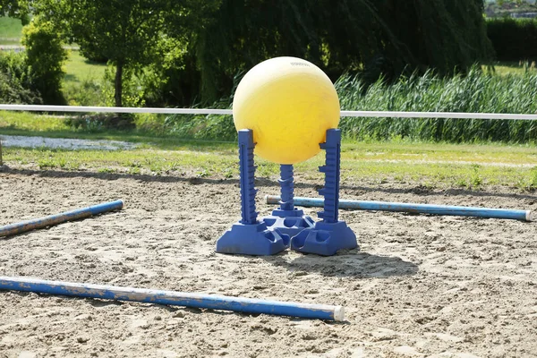 屋内乗馬学校で初心者のライダーや馬のための訓練中に砂の上にプラスチック製の物理ボール 乗馬の背景 — ストック写真