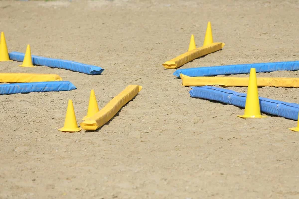 ジャンプポールの障害物 障壁を示し ジャンプトレーニングを示すライダーを待っています 夏の屋外の馬障害物コース 屋外の乗馬センターで砂の中のポール — ストック写真