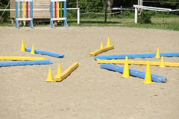 ジャンプポールの障害物 障壁を示し ジャンプトレーニングを示すライダーを待っています 夏の屋外の馬障害物コース 屋外の乗馬センターで砂の中のポール — ストック写真