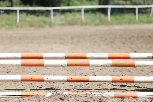 Springstangen Hindernisse Barrieren Warten Auf Die Reiter Beim Springtraining Hindernisparcours — Stockfoto