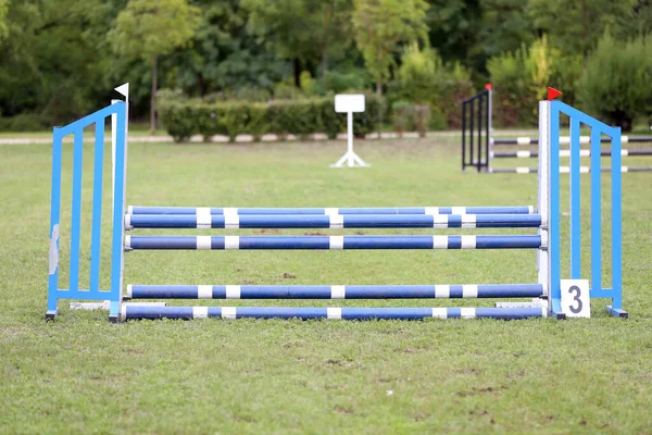 ジャンプポールの障害物 障壁を示し ジャンプトレーニングを示すライダーを待っています 夏の屋外の馬障害物コース 屋外の乗馬センターで砂の中のポール — ストック写真