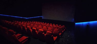 Kırmızı koltuklu boş sinema salonu. Modern sinema salonunun içi. Sinema sinema konsepti. Kızıl sinema koltukları .