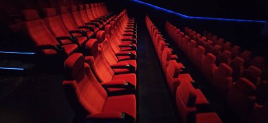 Kırmızı koltuklu boş sinema salonu. Modern sinema salonunun içi. Sinema sinema konsepti. Kızıl sinema koltukları .