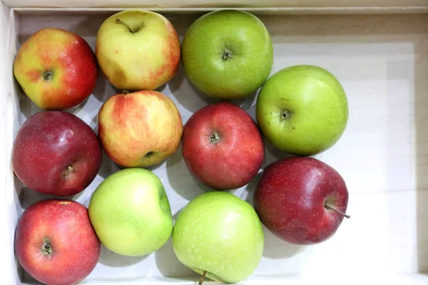 Stapel Van Verschillende Appels Achtergrond Doos Kruidenierswinkel Natuurlijk Fruit Supermarkt — Stockfoto