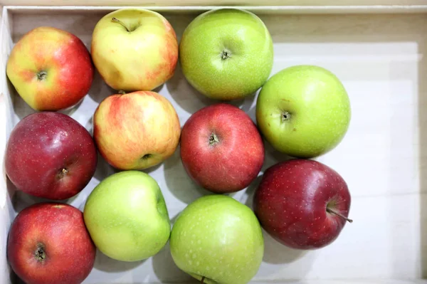 Stapel Von Verschiedenen Äpfeln Hintergrund Schachtel Lebensmittelgeschäft Natürliche Früchte Supermarkt — Stockfoto
