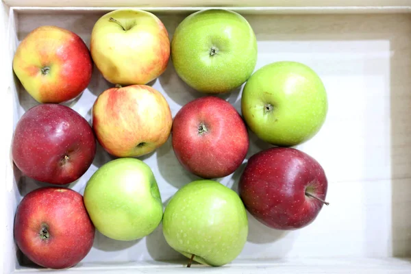 Stapel Von Verschiedenen Äpfeln Hintergrund Schachtel Lebensmittelgeschäft Natürliche Früchte Supermarkt — Stockfoto
