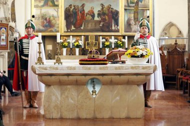 Macaristan 'ın Kutsal Tacı' nın kopyası (Ana sunakta Aziz Stephen 'ın tacı, diğer adıyla Istvan. İç Şehir Kilisesi Budapeşte, Macaristan, 07. - 10. 2023