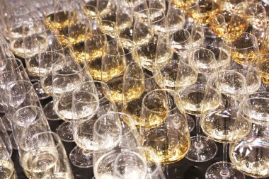 Lokantada bir grup şarap bardağı. Misafirperverlik arka planı