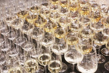 Lokantada bir grup şarap bardağı. Misafirperverlik arka planı