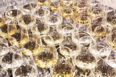 Lokantada bir grup şarap bardağı. Misafirperverlik arka planı