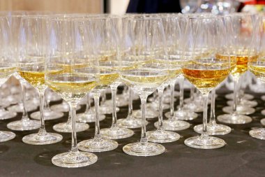 Lokantada bir grup şarap bardağı. Misafirperverlik arka planı