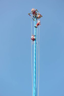 El Tajin, İspanyol öncesi şehir, Meksiko - Şubat 02, 2024. Voladores de Papantla Flyers, 2 Şubat 2024 'te El Tajin Veracruz Meksika' da Tanrılar için antik totonaca ayini gerçekleştiriyor.