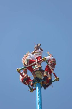 El Tajin, İspanyol öncesi şehir, Meksiko - Şubat 02, 2024. Voladores de Papantla Flyers, 2 Şubat 2024 'te El Tajin Veracruz Meksika' da Tanrılar için antik totonaca ayini gerçekleştiriyor.