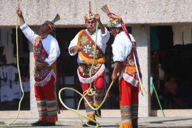 El Tajin, İspanyol öncesi şehir, Meksiko - Şubat 02, 2024. Voladores de Papantla Flyers, 2 Şubat 2024 'te El Tajin Veracruz Meksika' da Tanrılar için antik totonaca ayini gerçekleştiriyor.