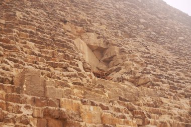 Kahire, Mısır - 05 Ekim 2023. Büyük Piramidin fotoğrafı Kahire 'nin Giza şehrinde sisli bir sabahta ilginç bir perspektiften çekildi.
